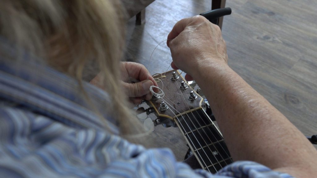 CATHY GUITAR STRINGS 2